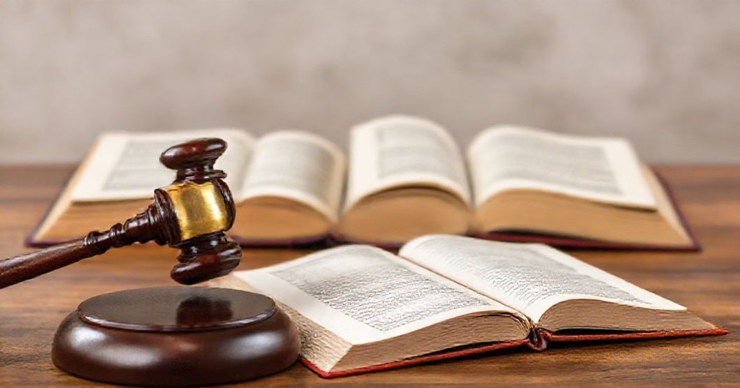 Libri di diritto e martelletto su un tavolo